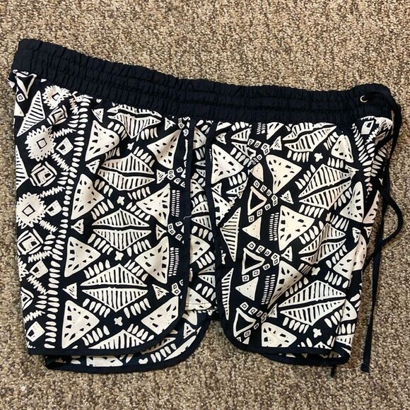 No Boundaries Black And Ivory Patterned Women's Shorts Size XL (15-17) - Picture 7 of 10
